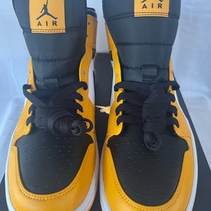 Air Jordans, 1 mid taxi.